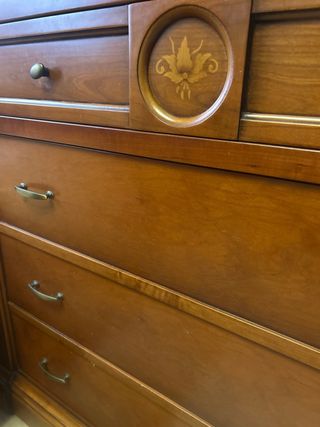 Muebles madera estilo victoriano, mesa y sillas.