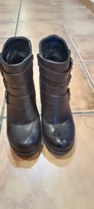 Botines negros con hebillas y tacón