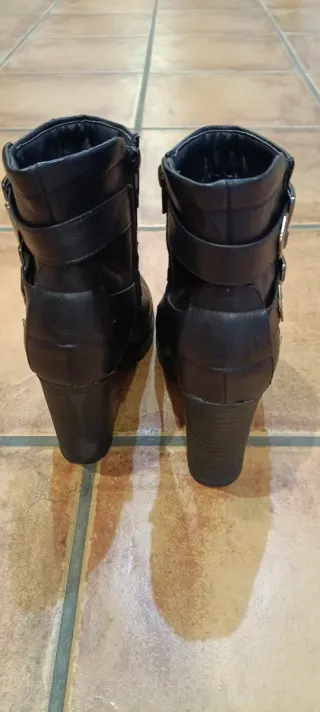 Botines negros con hebillas y tacón