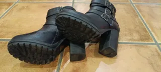 Botines negros con hebillas y tacón