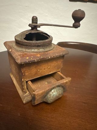Molinillo de café antiguo de madera