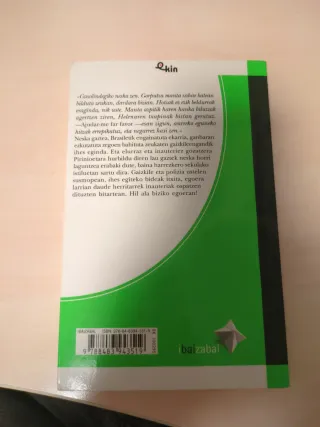 Heriotza zuriz jantzita (Ekin) (Basque Edition)