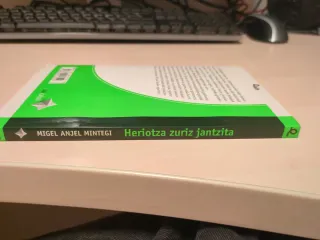 Heriotza zuriz jantzita (Ekin) (Basque Edition)