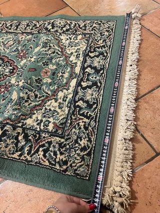Tappeto decorativo verde con frange
