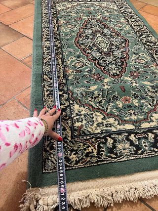 Tappeto decorativo verde con frange