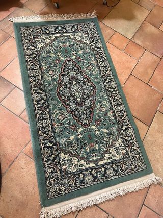 Tappeto decorativo verde con frange