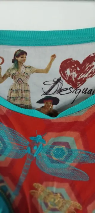 Camiseta Desigual con bordados dorados libélulas