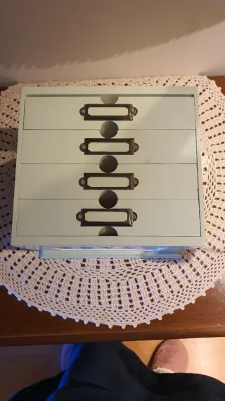 Caja decorativa con conejitos para fotos