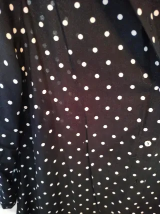 Vestido camisero negro con lunares blancos