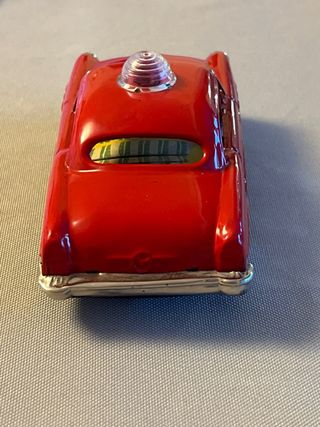 Auto giocattolo in latta vintage rosso