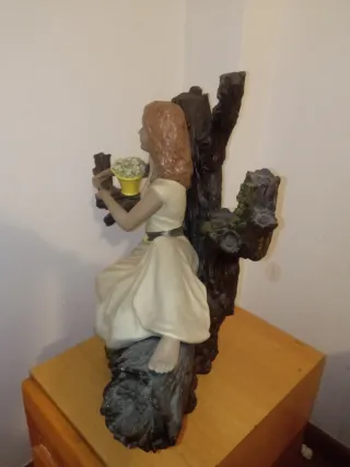Figura Nadal Porcelana Mujer Árbol Flores ed. Limi