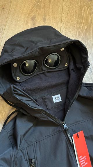 CP Company Softshell Negra con Gafas
