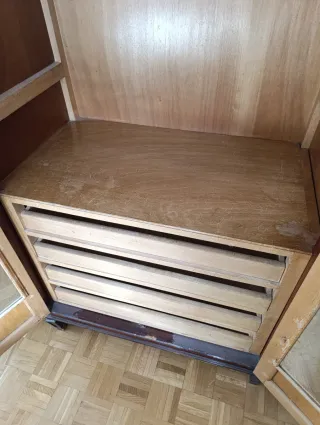 Armario grande de madera con cajones