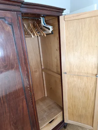 Armario grande de madera con cajones