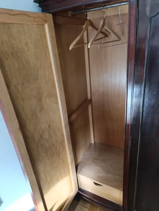 Armario grande de madera con cajones