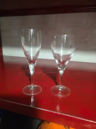 Calici acqua e vino rossi trasparenti