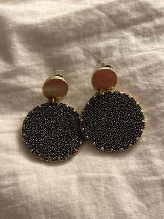 Pendientes dorados con cuentas negras