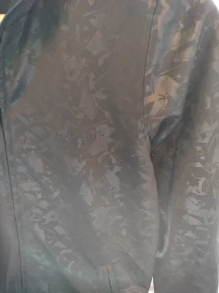 Sudadera negra con cremallera