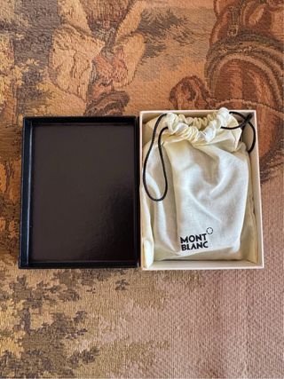 Tarjetero Montblanc con monedero de cremallera.
