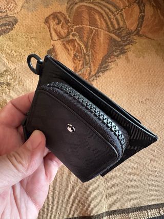 Tarjetero Montblanc con monedero de cremallera.