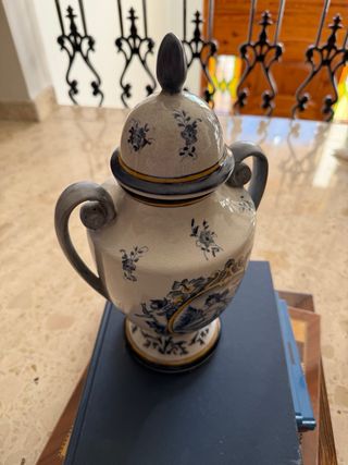 Jarrón porcelana con tapa estilo clásico
