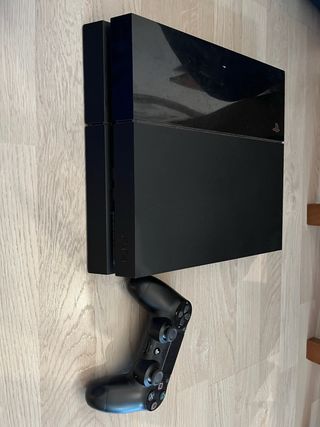 PS4 Negra con Mando y Cables
