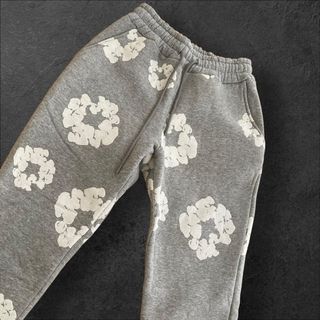 Pantalones grises con estampado floral