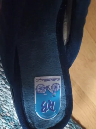 Zapatillas de casa azules con estampado