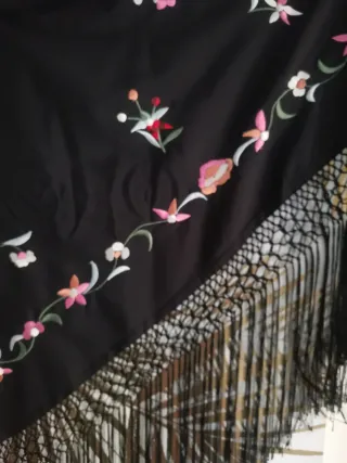 Mantoncillo bordado flores negro y rosa