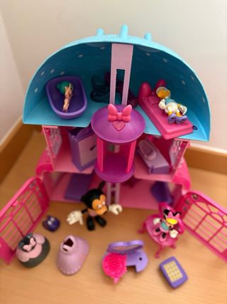 Casa de muñecas Minnie con ascensor y sonido