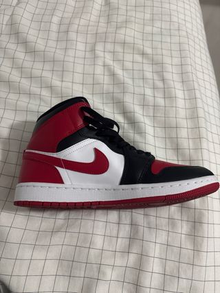 Jordan 1 Mid Rojo Negro Blanco