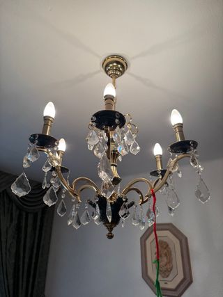 Lámpara araña dorada con cristales