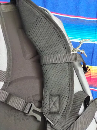 Mochila The North Face Gris