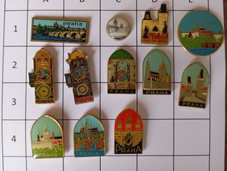 AA437 Lote con 12 pins de Praga