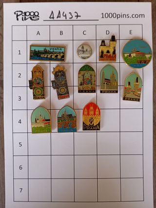 AA437 Lote con 12 pins de Praga