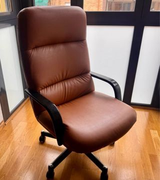 Silla de oficina giratoria con ruedas