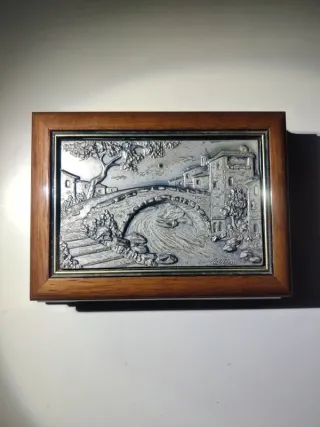 Portagioie in mogano con bassorilievo