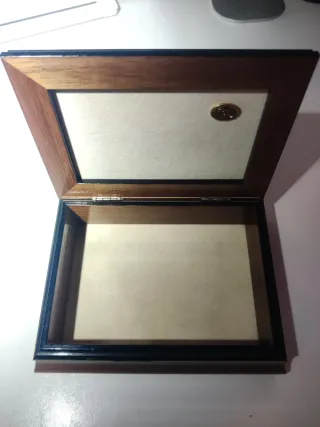 Portagioie in mogano con bassorilievo