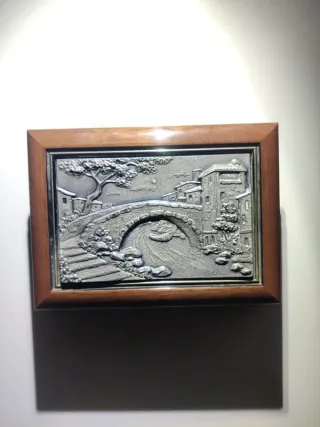 Portagioie in mogano con bassorilievo