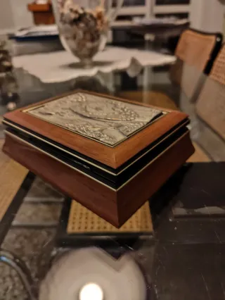 Portagioie in mogano con bassorilievo