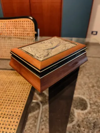 Portagioie in mogano con bassorilievo