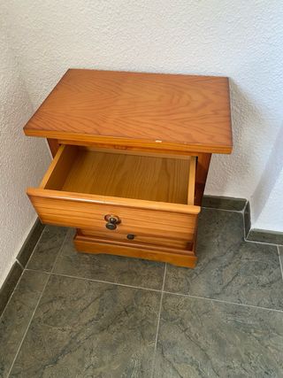 Mesita de noche de madera
