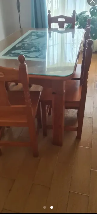 Mesa de comedor de madera y cristal