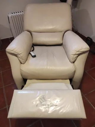 Sillón reclinable eléctrico cuero blanco.