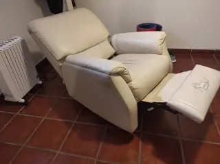 Sillón reclinable eléctrico cuero blanco.