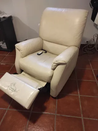 Sillón reclinable eléctrico cuero blanco.