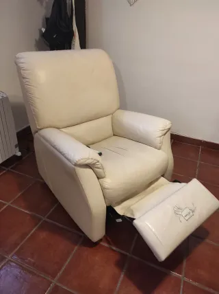 Sillón reclinable eléctrico cuero blanco.