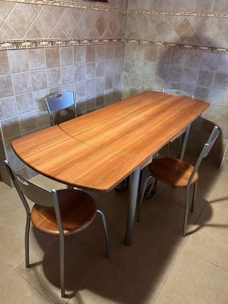 Mesa de cocina con 4 sillas