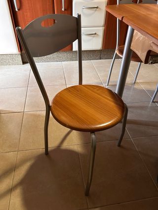 Mesa de cocina con 4 sillas