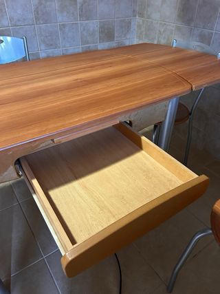 Mesa de cocina con 4 sillas
